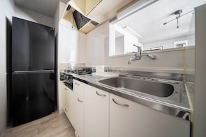 Frigorífico, microondas, placa de cocina y hervidor eléctrico