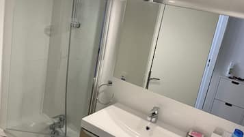 Een haardroger, handdoeken, toiletpapier