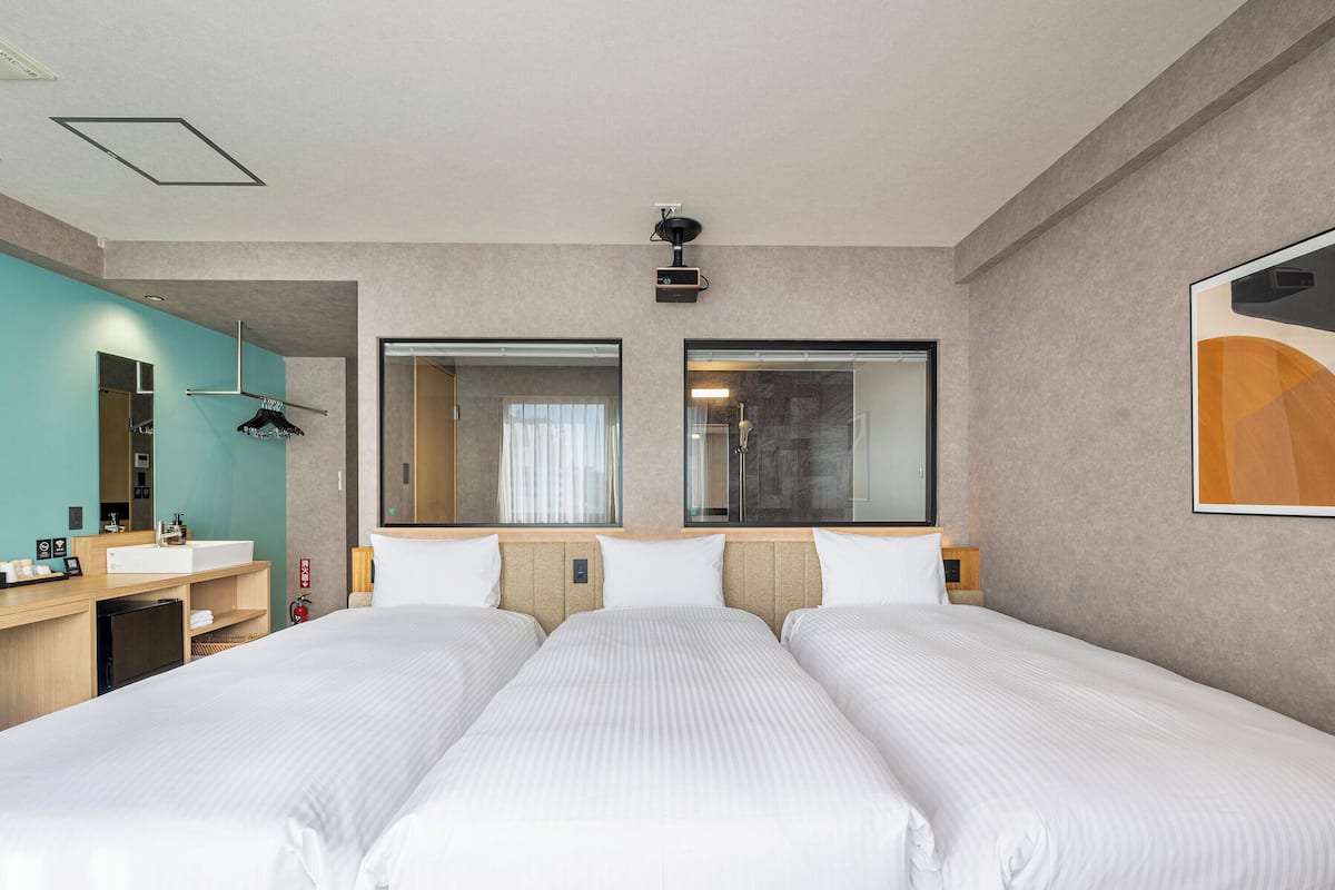 Triple Room, Non Smoking | In-room safe, desk, blackout drapes, soundproofing