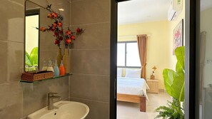 Shower, pengering rambut, sandal, dan handuk