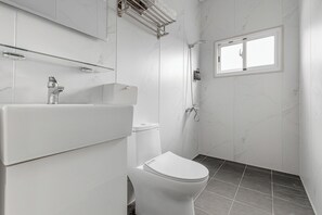 Standard Quadruple Room | Bathroom