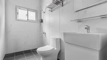 Chambre Double Standard | Salle de bain | Douche, sèche-cheveux, chaussons, serviettes fournies