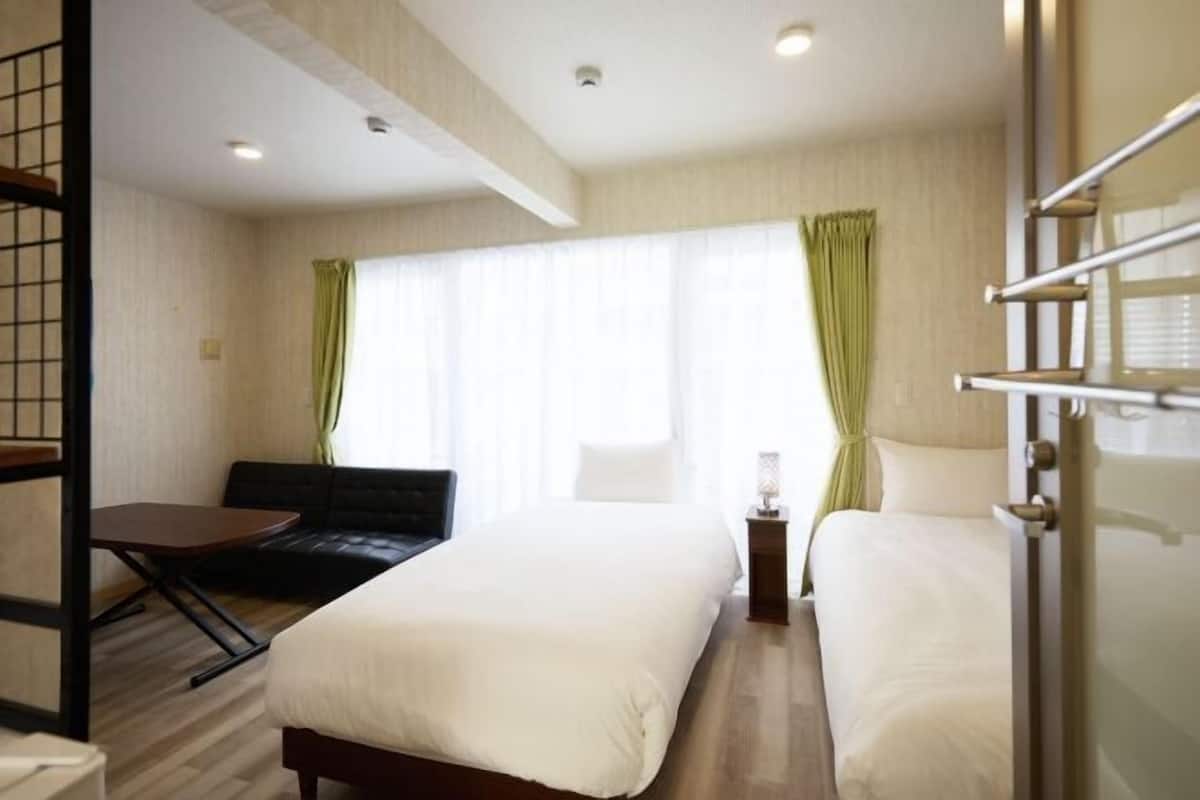 Työpöytä, silitysrauta/-lauta, ilmainen Wi-Fi