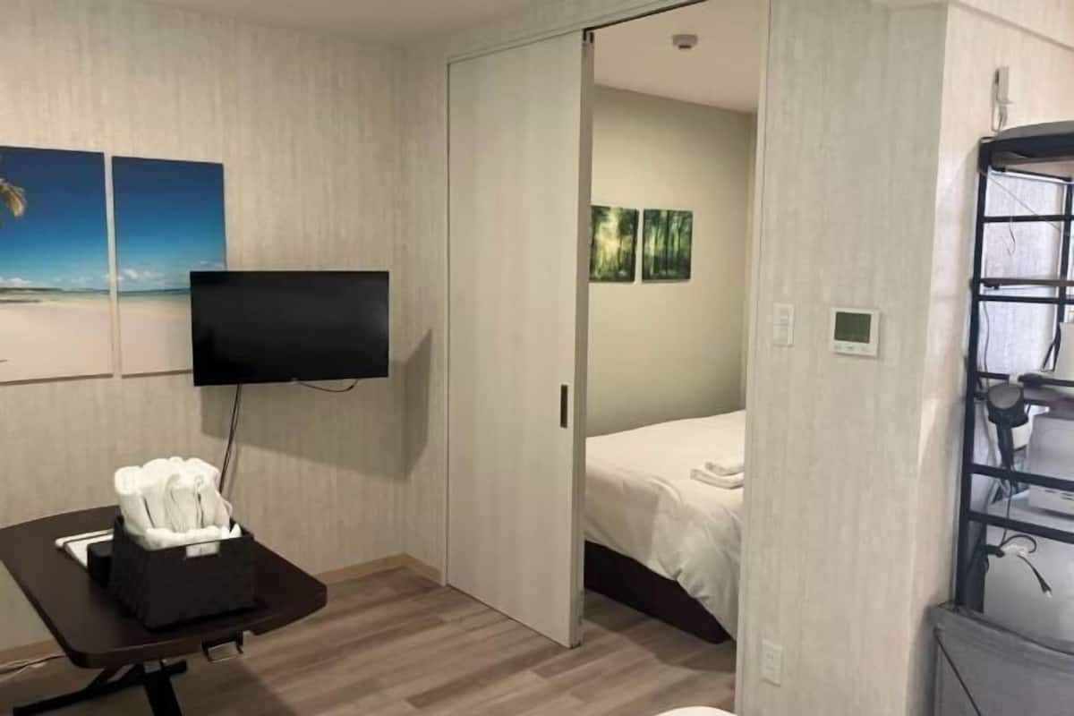 1 habitación, escritorio, tabla de planchar con plancha y wifi gratis