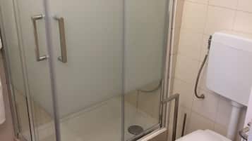 Douche, sĂšche-cheveux, serviettes fournies, savon