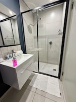 Douche, articles de toilette gratuits, sèche-cheveux, peignoirs