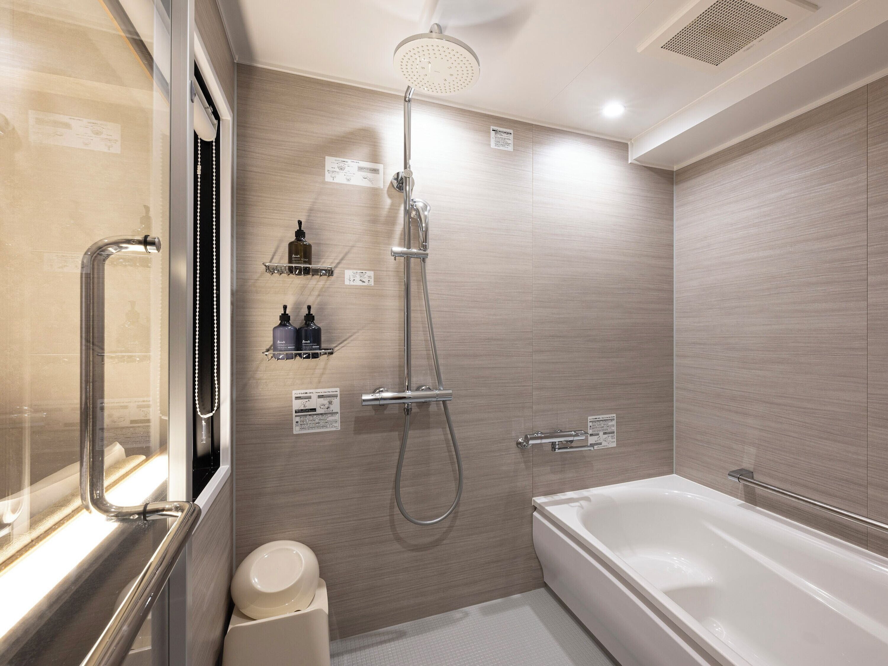 Une salle de bain moderne équipée d’une douche, d’une baignoire et de toilettes.