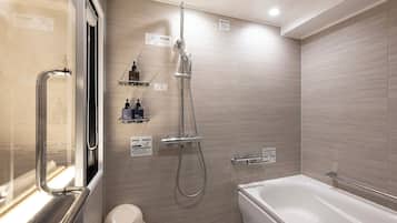 Un baño moderno con ducha, bañera y retrete.