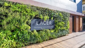Facciata di un edificio con un cartello che riporta la scritta "LACER OKINAWA NHA MIEBASHI".