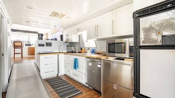 Mobile Home, 3 Bedrooms | Private kitchen | Fridge, coffee/tea maker, toaster