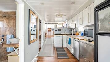 Mobile Home, 3 Bedrooms | Private kitchen | Fridge, coffee/tea maker, toaster