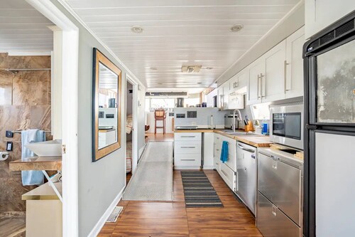 62' Yacht M/v Possibilities On Wide Private Canal 3 Bedroom Houseboat