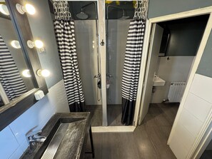 Dusj, hårføner, såpe og toalettpapir