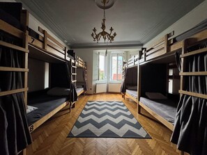 Fer et planche à repasser, Wi-Fi gratuit, draps fournis