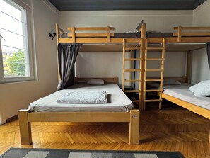 Standaard slaapzaal, balkon | Een strijkplank/strijkijzer, gratis wifi, beddengoed