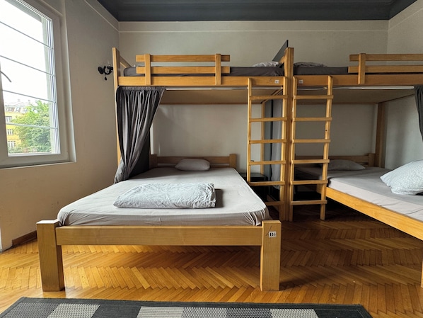 Dortoir Partagé Standard, balcon | Fer et planche à repasser, Wi-Fi gratuit, draps fournis