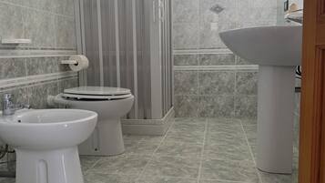 Doccia, asciugacapelli, bidet, asciugamani