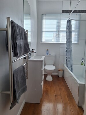 Hair dryer, towels, soap, toilet paper - Oxford Retreat (2 min walk to Square), Spacious house, short walk to the Square, sleeps 12 (Martinborough)
