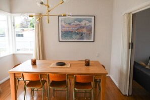 Dining - Oxford Retreat (2 min walk to Square), Spacious house, short walk to the Square, sleeps 12 (Martinborough)