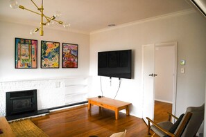 Smart TV, fireplace, books - Oxford Retreat (2 min walk to Square), Spacious house, short walk to the Square, sleeps 12 (Martinborough)