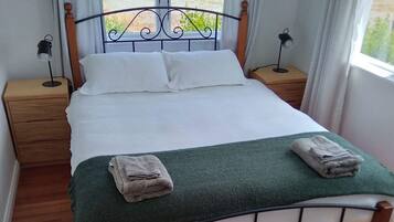 3 bedrooms, iron/ironing board, WiFi, bed sheets