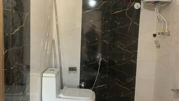 Deluxe Double Room, Balcony, Garden View | Bathroom | Free toiletries, towels, soap, shampoo