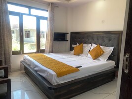 Habitación Deluxe doble, balcón, vistas al jardín | Espacio para trabajar con un portátil y wifi gratis