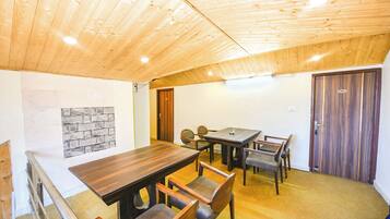 Deluxe Double Room, Balcony, Garden View | Living area