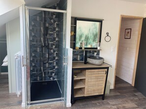 Douche, serviettes fournies, savon, papier toilette