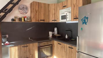 Frigorifero, microonde, forno, piano cottura