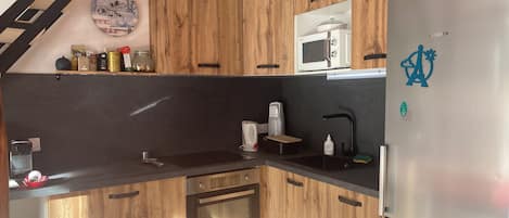 Refrigerador, microondas, horno y parrilla de estufa