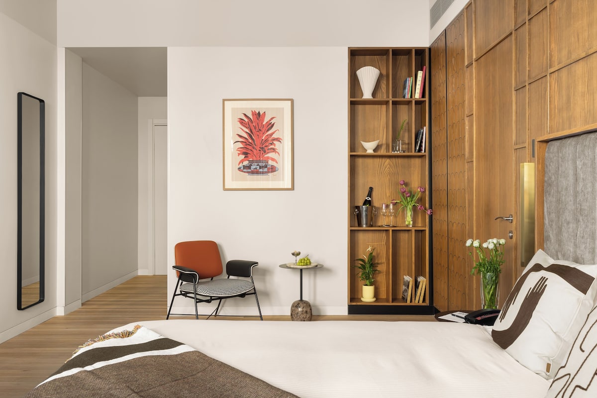 Deluxe Room | 1 bedroom, individually decorated, desk, soundproofing