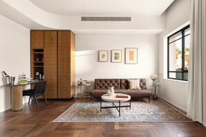 Junior Suite | Living area - Hotel Bazaar - Fattal Colors (Tel Aviv)