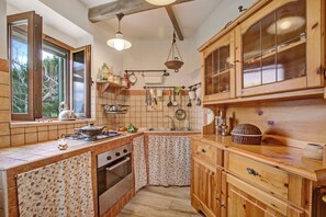 Réfrigérateur, four, plaque de cuisson, cafetière/bouilloire