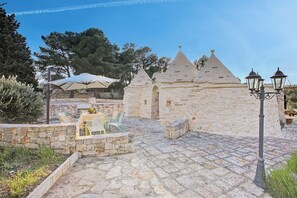 Outdoor dining - Trulli Silvana In Locorotondo (Locorotondo)