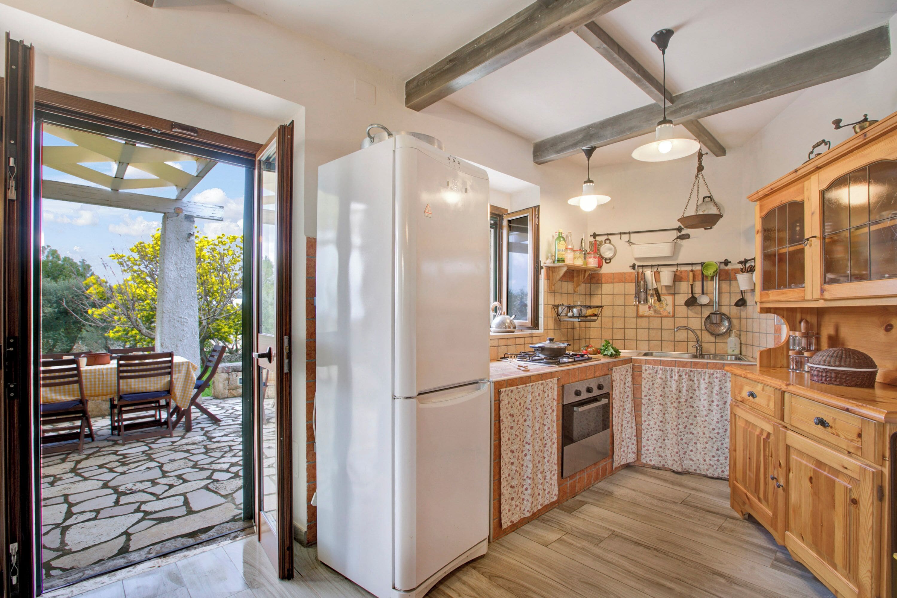 Frigorífico, horno, placa de cocina y cafetera o tetera