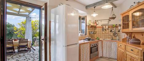 Frigorífico, horno, placa de cocina y cafetera o tetera