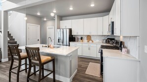 Coffee/tea maker, fridge, microwave, oven - LE'S SINGLE HOUSE WITH LAKE VIEW (Anchorage)