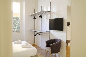 1 habitación, escritorio y espacio para trabajar con laptop 