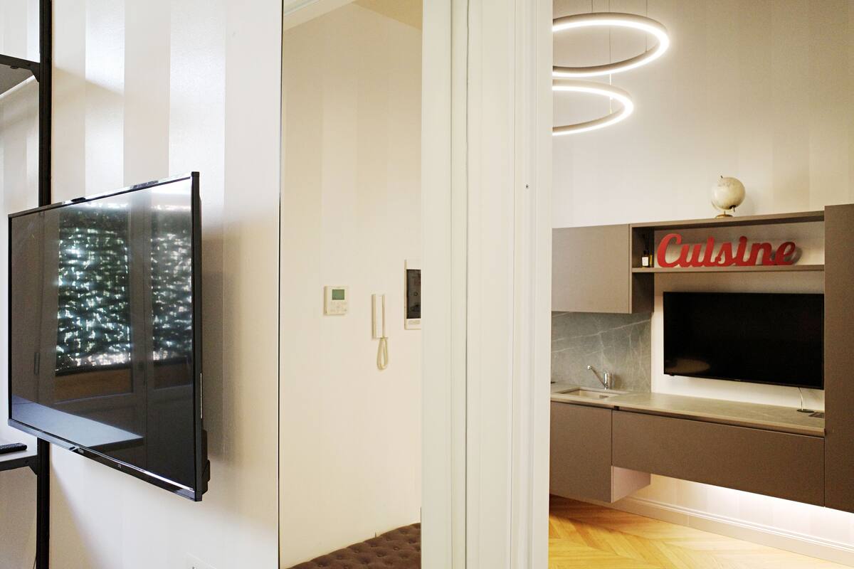 Deluxe Suite, 1 Queen Bed with Sofa bed, Balcony, City View | Private kitchen | Fridge, microwave, oven, stovetop