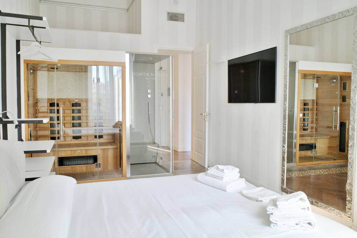 Design Suite, Balcony, City View | 1 bedroom, desk, laptop workspace, soundproofing