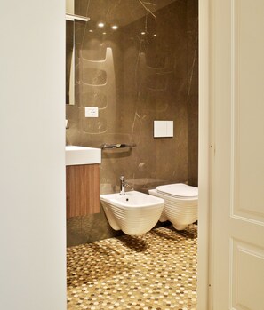 Deluxe Suite, 1 Queen Bed with Sofa bed, Balcony, City View | Bathroom | Shower, hair dryer, towels, soap - Porta Nuova Suites (Milan)