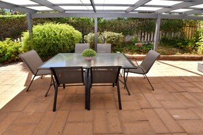 Outdoor dining - Blissful Silver Sands Retreat ~ Aldinga Beach - A delightful three-bedroom home situated just metres away from the stunning Silver Sands Beach (Aldinga Beach)