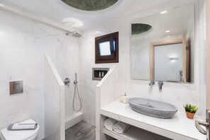 Douche, sèche-cheveux, serviettes fournies