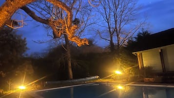 Una piscina al aire libre