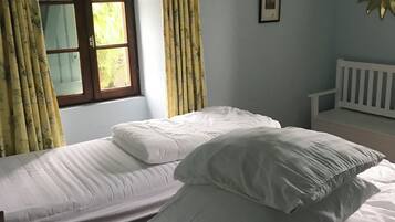 4 Schlafzimmer, Schreibtisch, Bügeleisen/Bügelbrett, Reisekinderbett