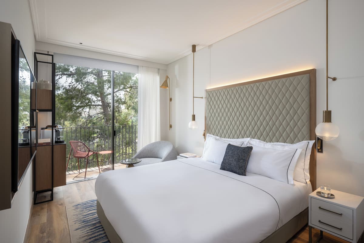 Grand Deluxe Balcony | 1 bedroom, desk