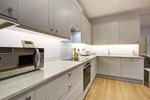 Kühlschrank, Mikrowelle, Ofen, Herdplatte