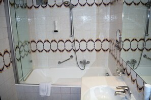 Δίκλινο Δωμάτιο (Double ή Twin), Μπαλκόνι, Θέα στο Βουνό | Μπάνιο | Πιστολάκι μαλλιών, πετσέτες, Σαπούνι, Σαμπουάν