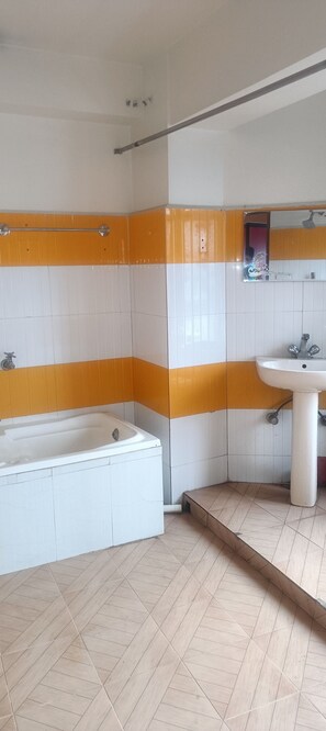 Kamar Double Deluks, pemandangan kota | Kamar mandi | Pancuran hujan, kloset, handuk, dan sabun